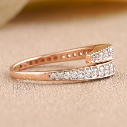 Side profile showing band curvature and gallery detail